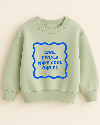 Grüner Hoodie mit "cool people make cool babies" schriftzug